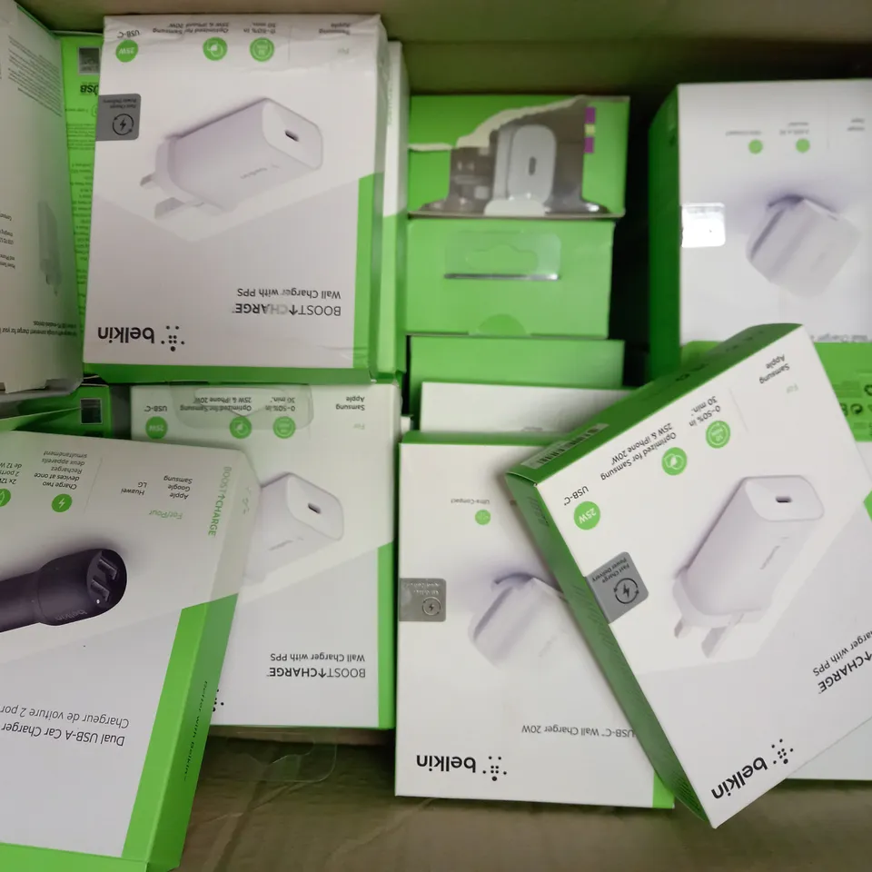 APPROXIMATELY 25 ASSORTED BOXED BELKIN CHARGING ACCESSORIES TO INCLUDE POWERBANKS, USB PLUGS, CAR ADAPTERS ETC 