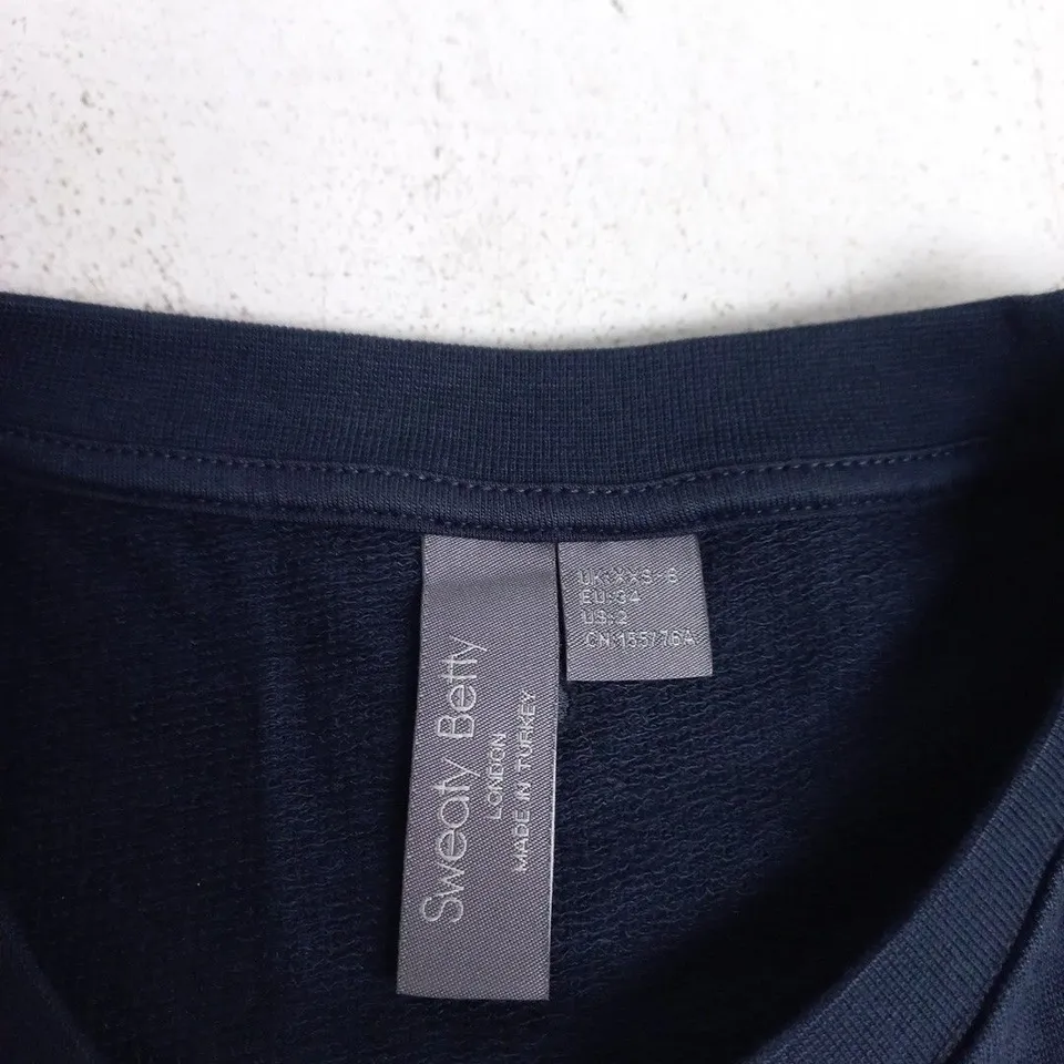 SWEATY BETTY AFTER CLASS YOKE CROP SWEATSHIRT – NAVY BLUE, UK XXS (MANUFACTURER TAG) 
