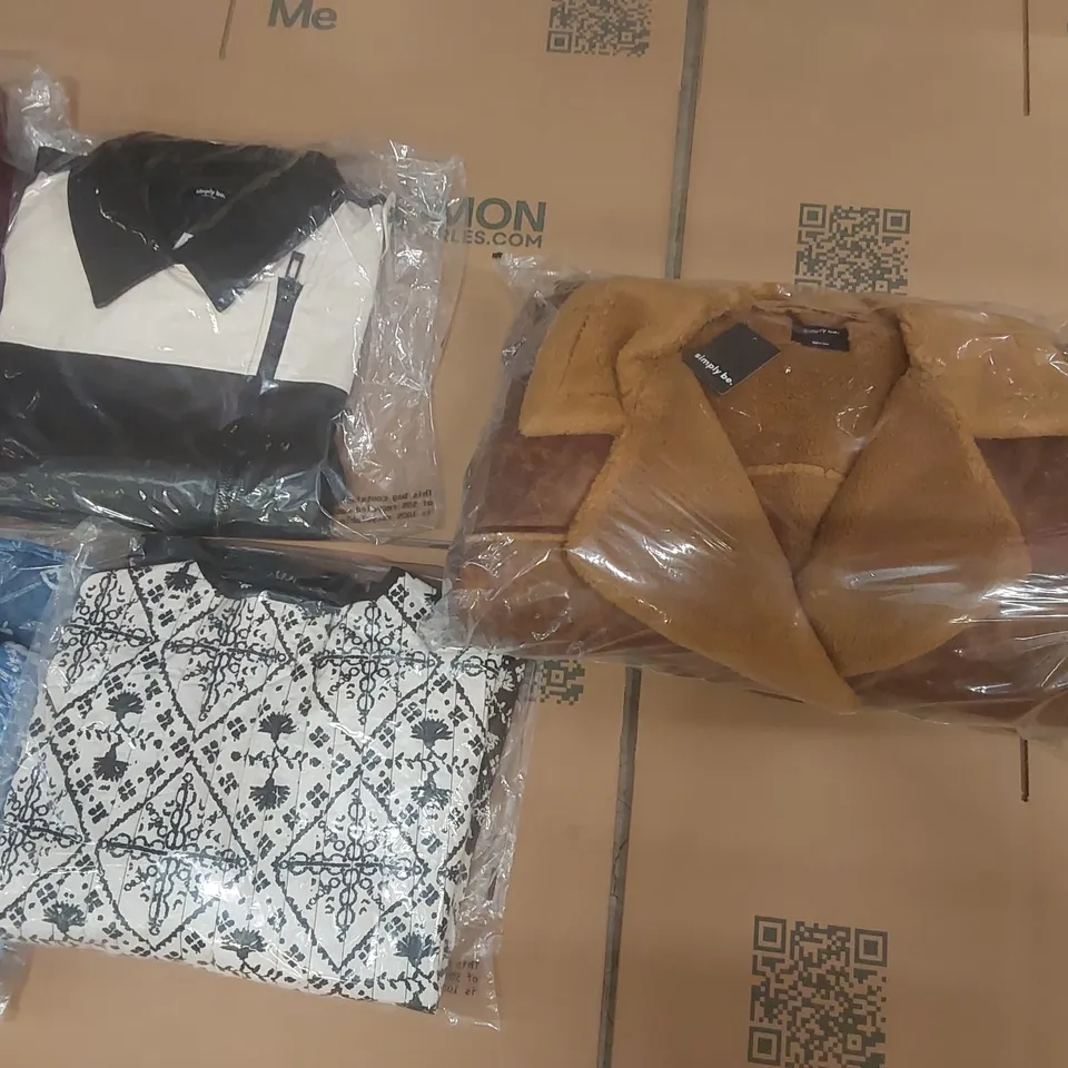 PALLET CONTAINING APPROXIMATELY 100x BRAND NEW ASSORTED DESIGNER CLOTHING ITEMS INCLUDING: JD WILLIAMS JACKETS, SIMPLY BE JACKETS ECT