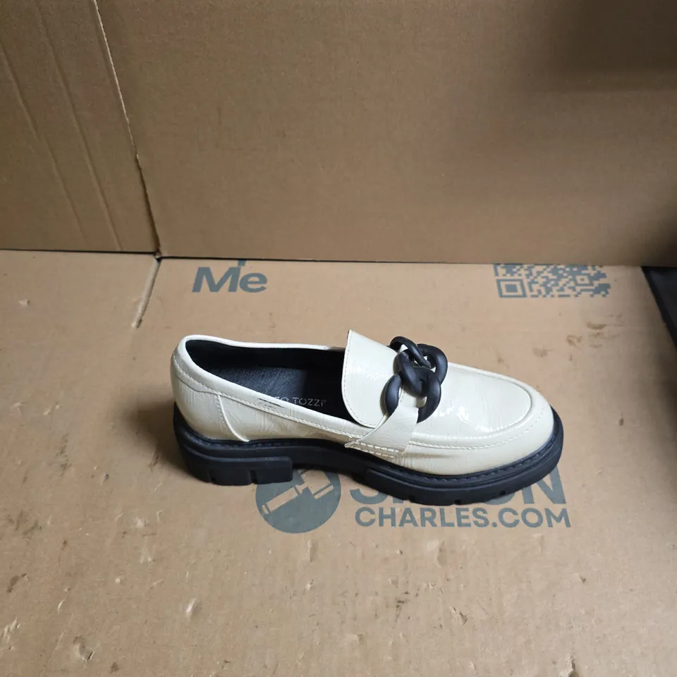 MARCO TOZZI WOMEN'S CREAM LEATHER LOAFERS WITH CHAIN DETAIL – UK 5 (EU 38)