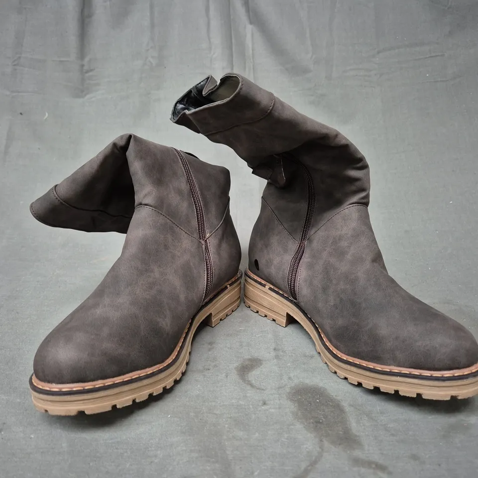 BOXED PAIR OF DESIGNER ANKLE BOOTS IN DEEP BROWN EU SIZE 39