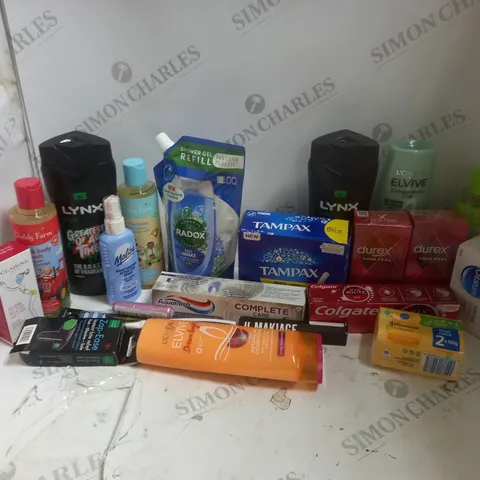 APPROXIMATELY 20 ASSORTED COSMETICS ITEMS TO INCLUDE LOREAL ALVIVE REBALANCING CONDITIONER (300ml), COLGATE MAX WHITE (75ml), CLARINS HYDRATION MASK (15ml), ETC