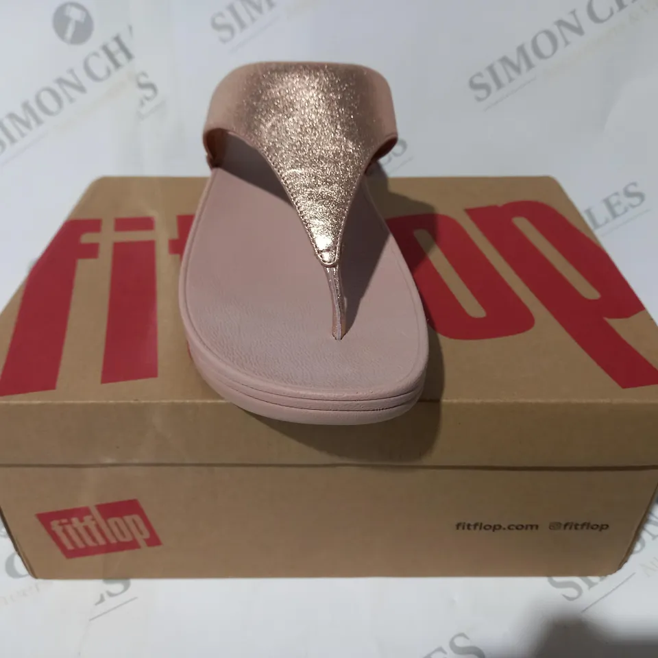 BOXED PAIR OF FITFLOP LULU LEATHER TOEPOST SANDALS IN ROSE GOLD COLOUR UK SIZE 6