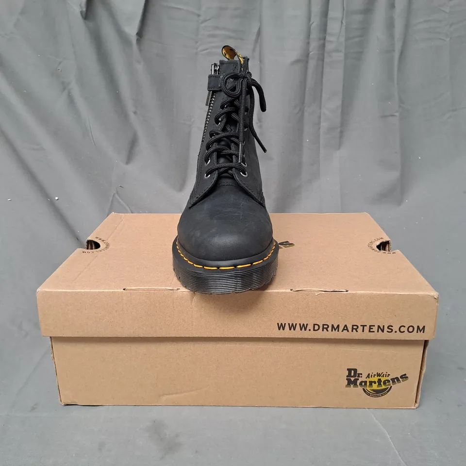 BOXED PAIR OF DR MARTENS 1460 ALT ZIP BOOTS IN BLACK UK SIZE 6