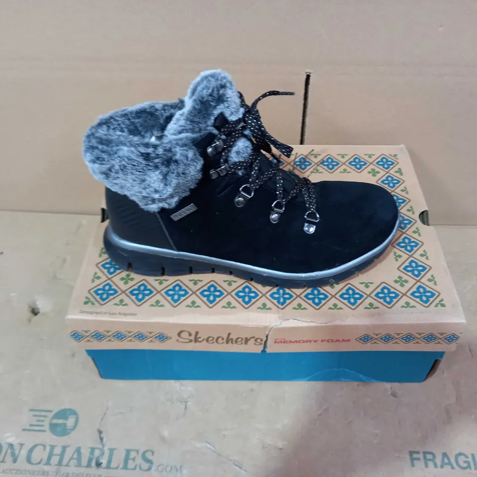BOXED PAIR OF SKECHERS - SIZE5.5