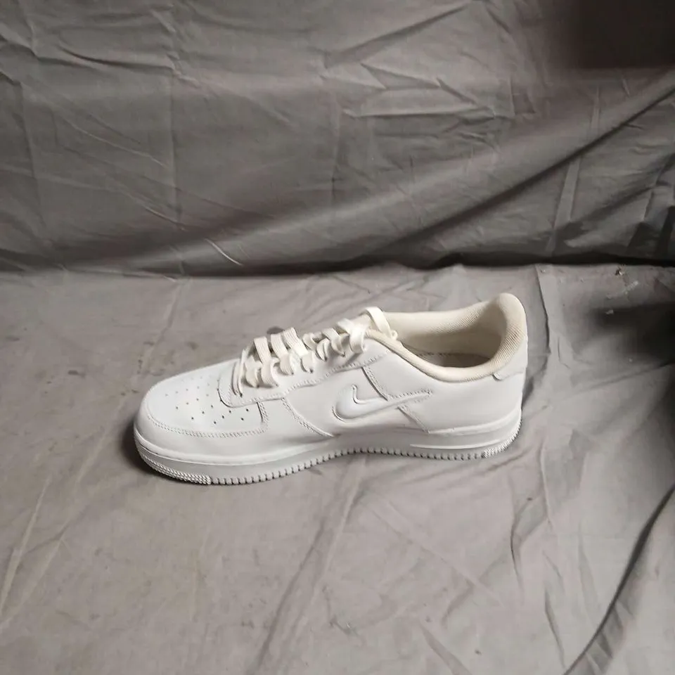 NIKE AIR FORCE 1 WHITE TRAINERS- SIZE UK 8.5