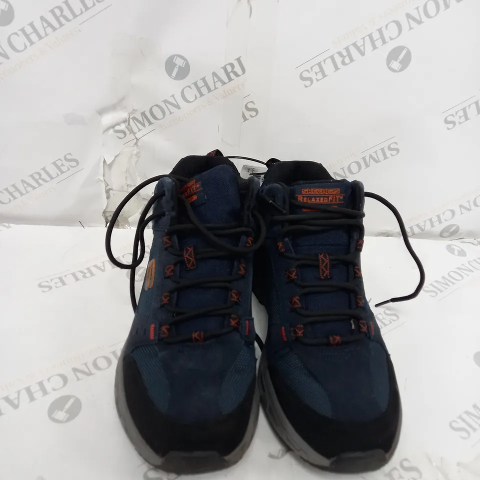 BOXED PAIR OF SKECHERS BOOTS IN NAVY SIZE 8