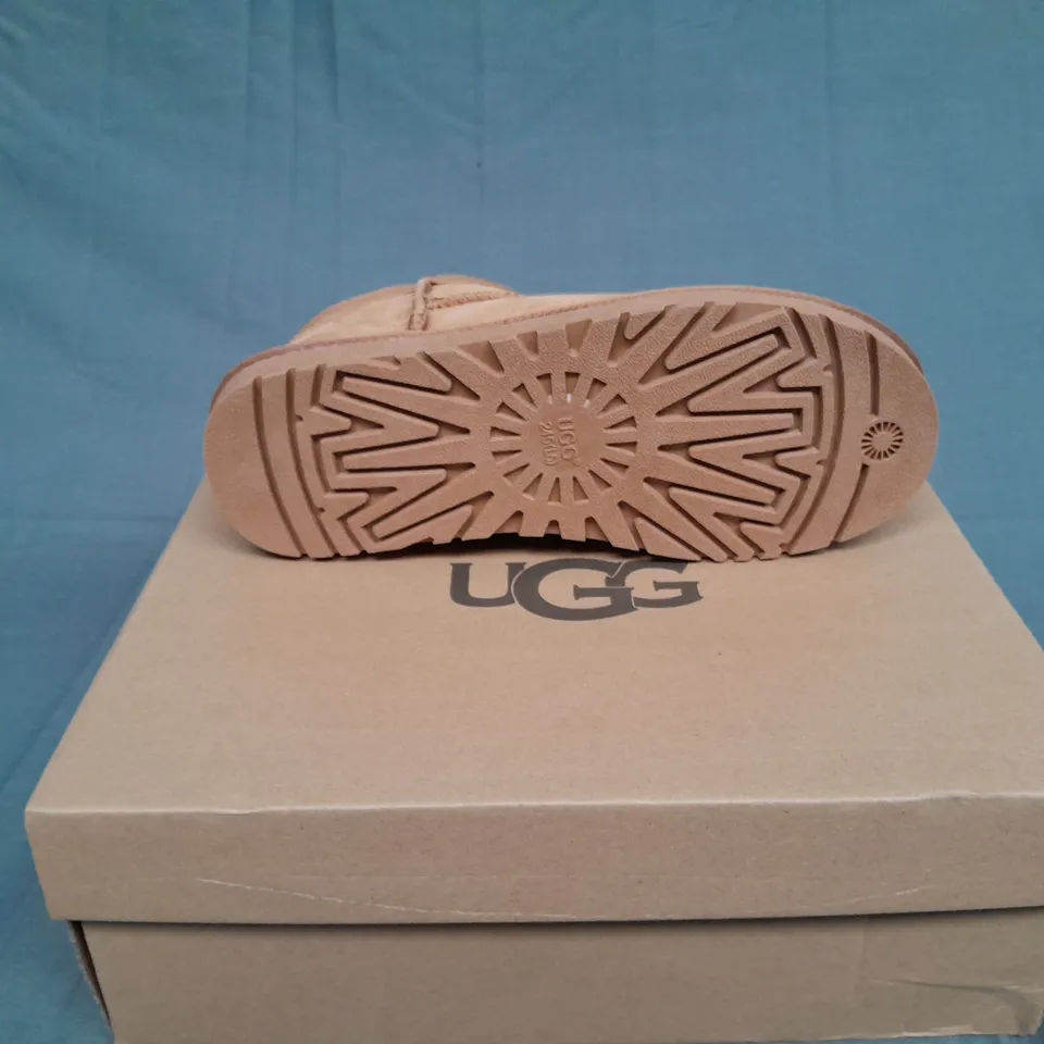 BOXED PAIR OF UGG WDAKOTA BROWN SIZE UK 5 