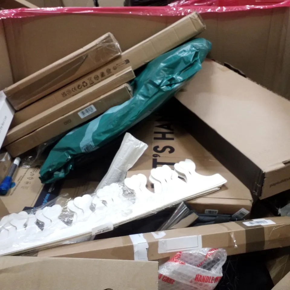 PALLET CONTAINING ASSORTED PRODUCTS INCLUDING LED BATTEN LIGHT, FOAM ROLLER, PRIVACY SCREEN PROTECTOR, ROUND METAL BALLOON ARCH, HARDSHELL SSUITCASE & KIDS SCOOTER