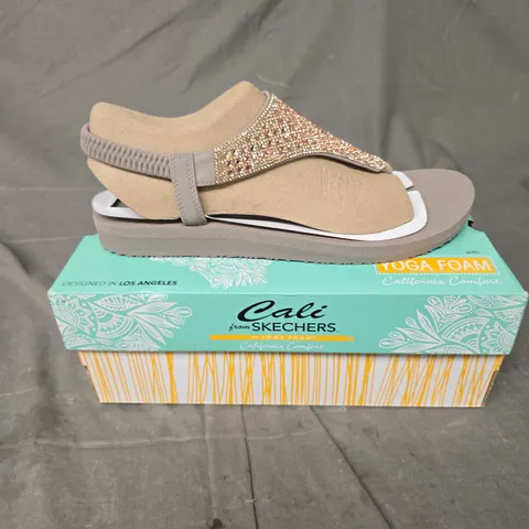 BOXED PAIR OF SKECHERS ROCKSTAR SANDALS - 8