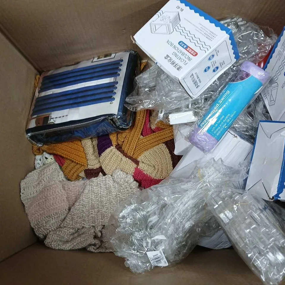 BOX OF APPROXIMATELY 15 ASSORTED ITEMS TO INCLUDE - DOUBLE DUVET SET, ECOTOOL GLOW KIT, AND CUTLERY SET ETC. 