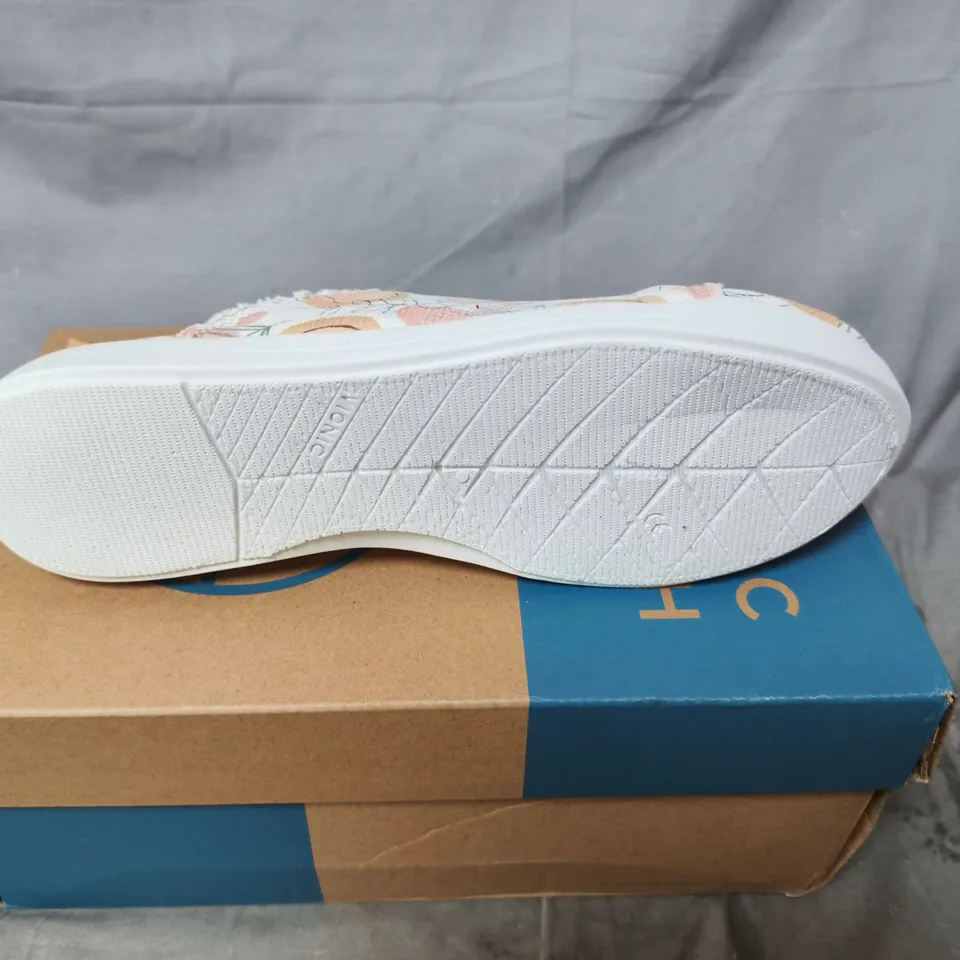 VIONIC BEACH WOMEN'S FLORAL PATTERN SNEAKER – PEACH/WHITE UK SIZE 6