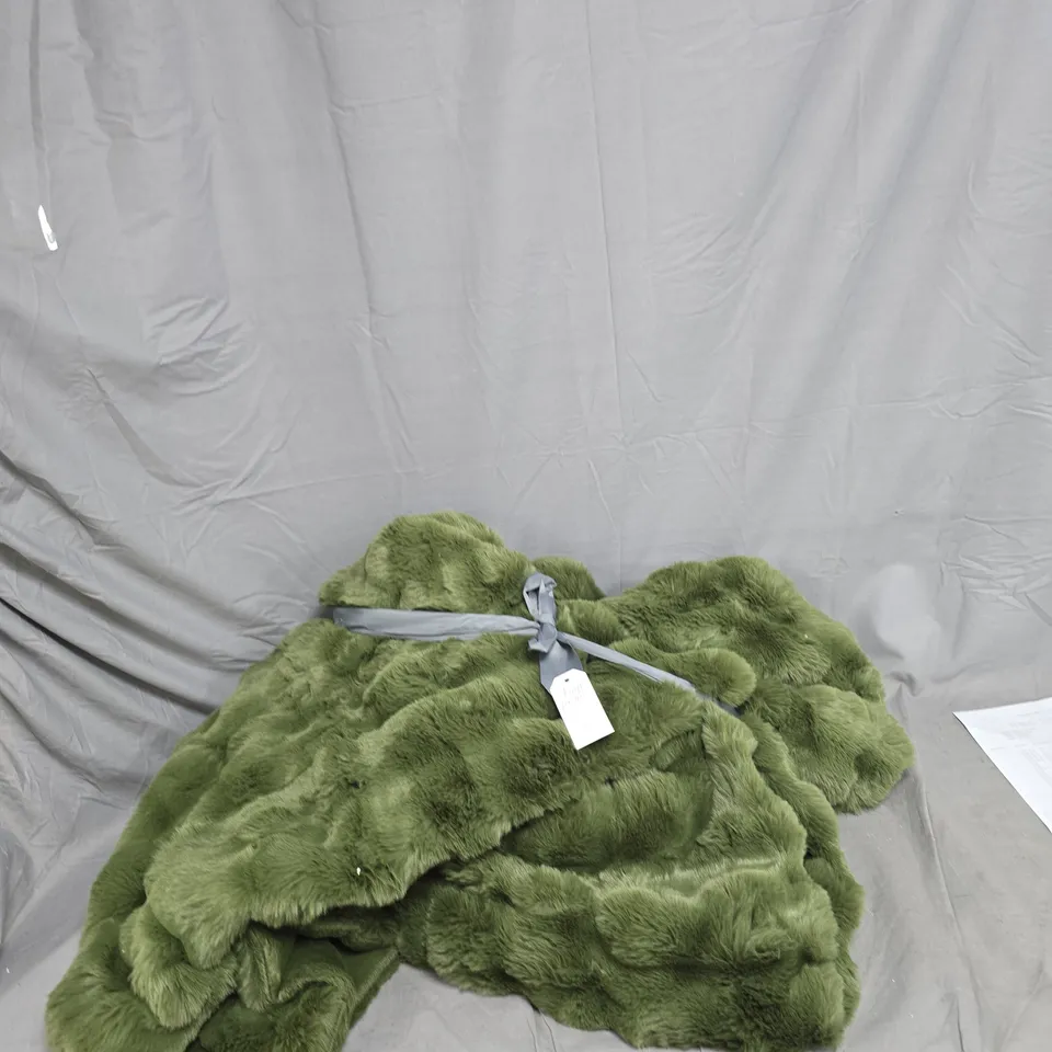 BOX OF APPROXIMATELY 8 ITEMS INCLUDING LAPTOP TRAY, GREEN THROW AND AILORIA GLOW TOUCH