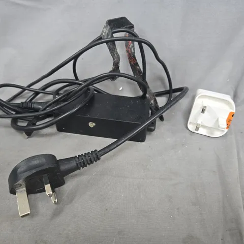 APPROXIMATELY 10 ASSORTED ELECTRICAL ITEMS TO INCLUDE POWER ADAPTERS AND ASSORTED CABLES, ETC