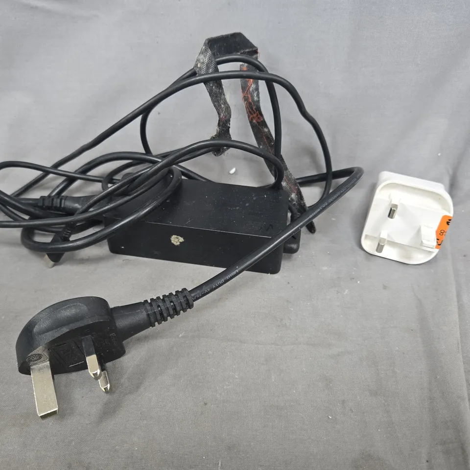 APPROXIMATELY 10 ASSORTED ELECTRICAL ITEMS TO INCLUDE POWER ADAPTERS AND ASSORTED CABLES, ETC