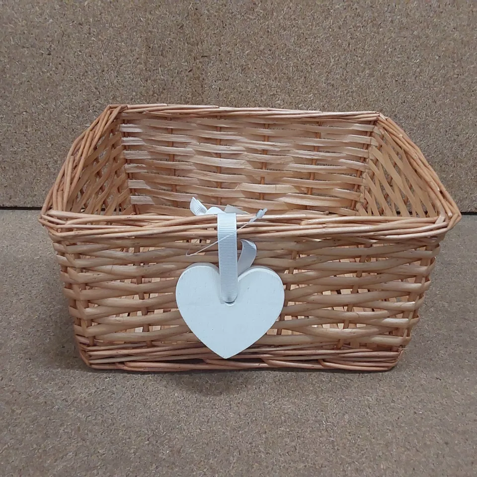 BOXED SET OF 5 WICKER BASKETS WITH HANGING HEART