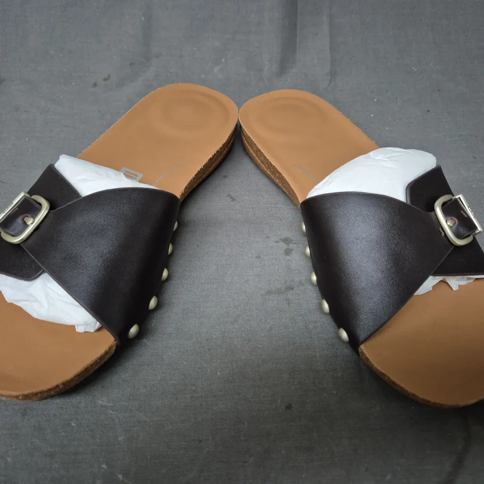 BOXED PAIR OF FITFLOP IQUSHION ADJUSTABLE BUCKLE LEATHER SLIDERS IN CHOCOLATE UK SIZE 6