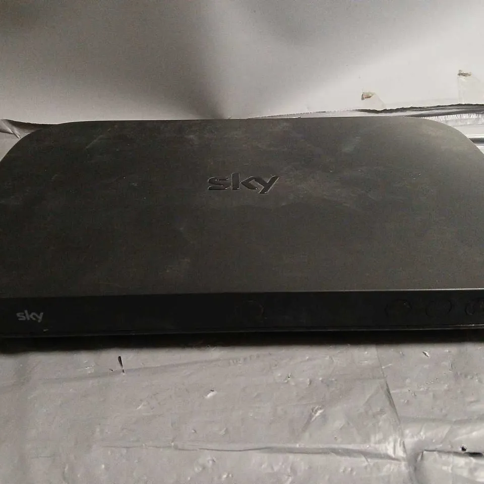 SKY Q BOX ES340D8