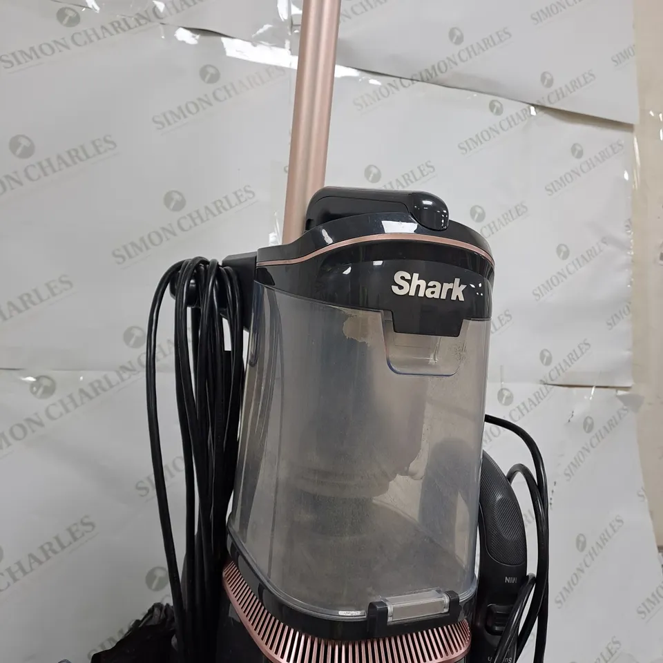 SHARK ANTI HAIR WRAP UPRIGHT PET-HAIR VACUUM