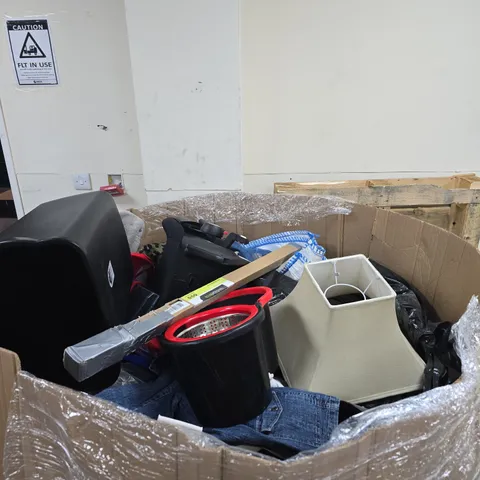 PALLET TO CONTAIN A LARGE AMOUNT OF ASSORTED ITEMS TO INCLUDE LAMP SHADE, SPIN MOP BUCKET, NEWEDGE BLINDS ETC