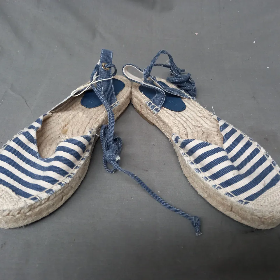 PAIR OF STRADIVARIUS SHOES IN BLUE/CREAM UK SIZE 5