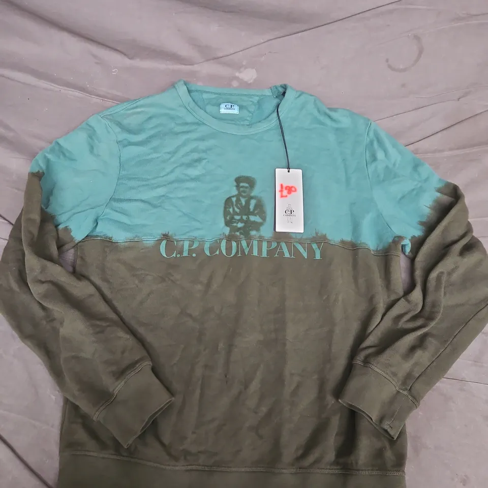 C.P. COMPANY CREW NECK COTTON FLEECE IN GREEN GRADIENT - LARGE