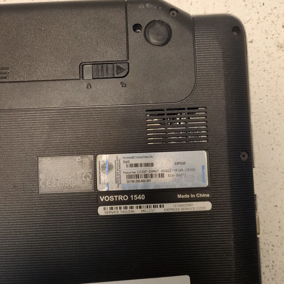 DELL VOSTRO 1540 LAPTOP – FAULTY, MISSING KEYCAPS, NOT POWER TESTED