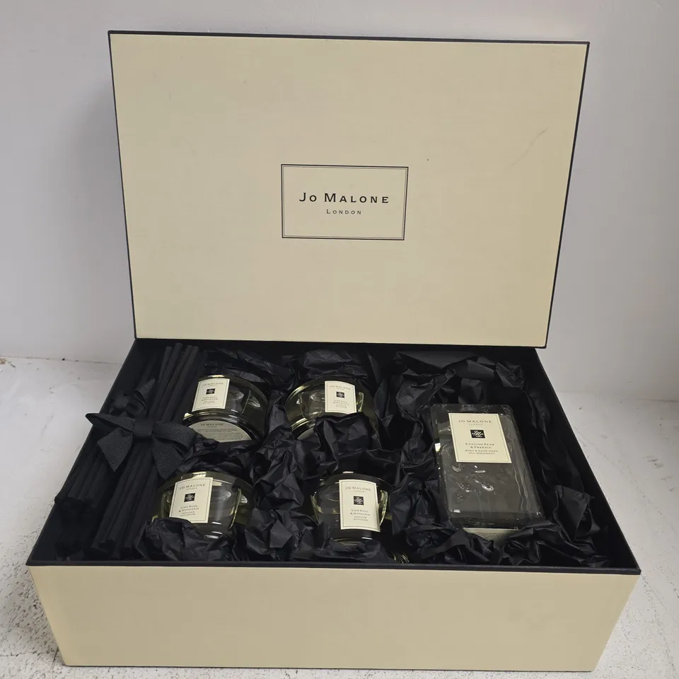 BOXED JO MALONE 5PC DIFFUSER SET TO INCLUDE 4 LIME BASIL & MADARIN DIFFUSERS & 1 ENGLISH PEAR & FREESIA BODY/HAND WASH