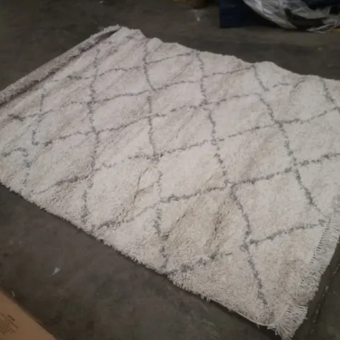 QUALITY DESIGNER AREA RUG APPROXIMATELY 160×230CM