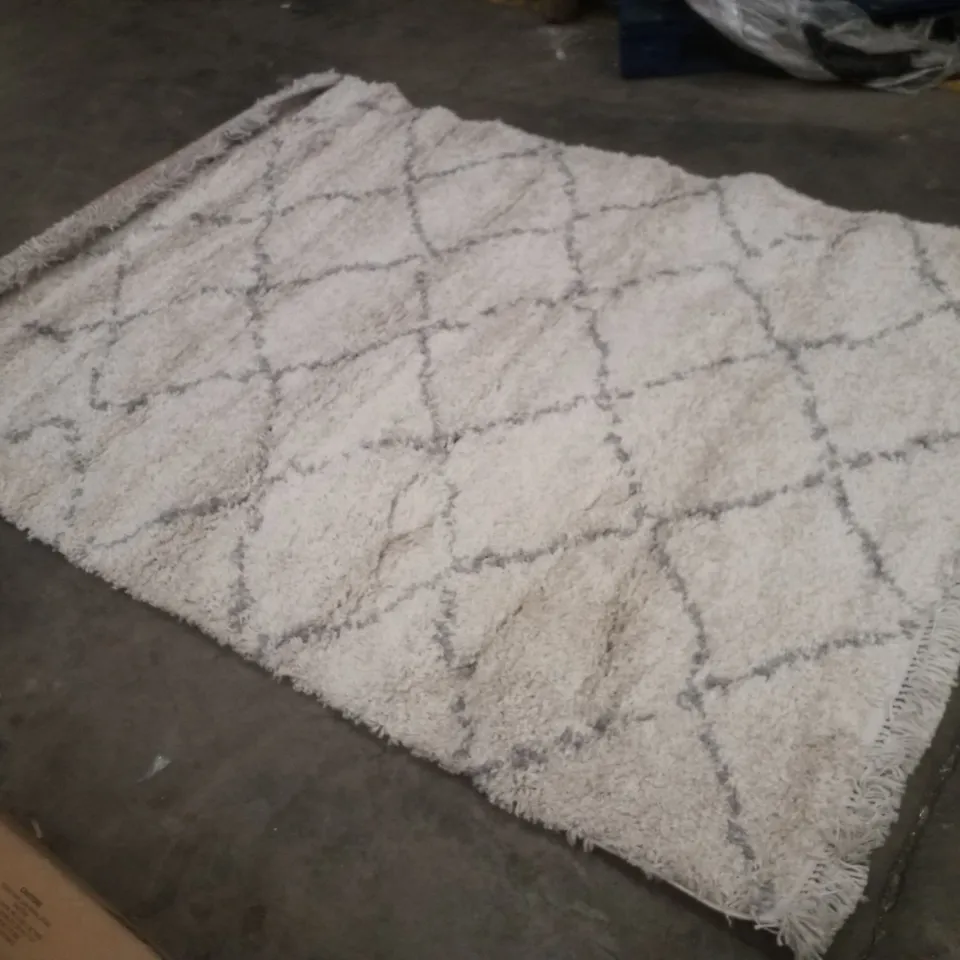 QUALITY DESIGNER AREA RUG APPROXIMATELY 160×230CM