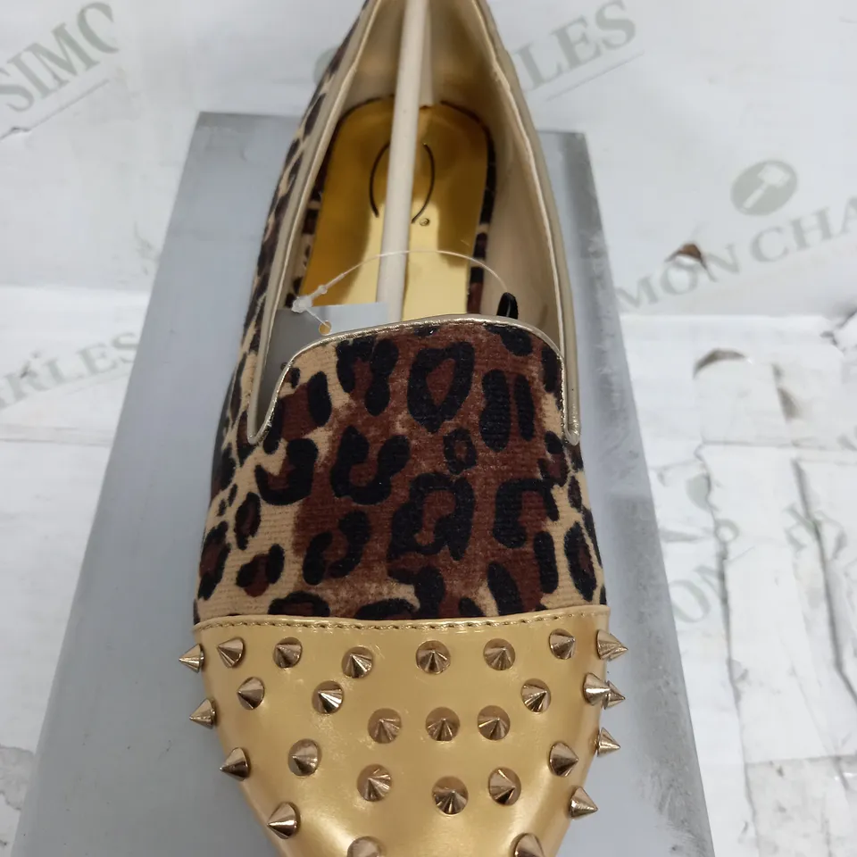 FLAT HEELED LEOPARD PRINT GOLD SPIKEY TOE SIZE 5