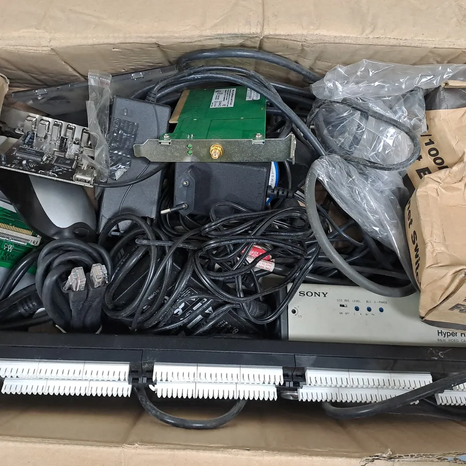 APPROXIMATELY 12 ASSORTED ELECTRICAL ITEMS TO INCLUDE FAST ETHERNET SWITCH, WIRED MOUSE, FIBER ETHERNET MEDIA CONVERTER, ETC - COLLECTION ONLY