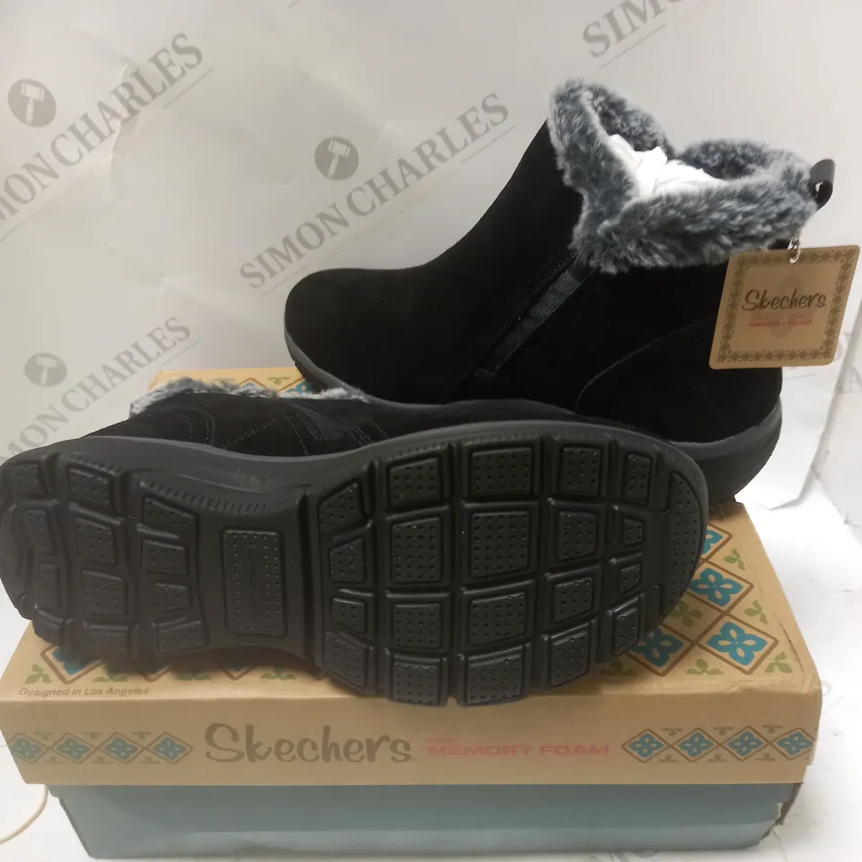 BOXED SKETCHERS MEMORY FOAM HIGH ZIP BOOTS - SIZE 6