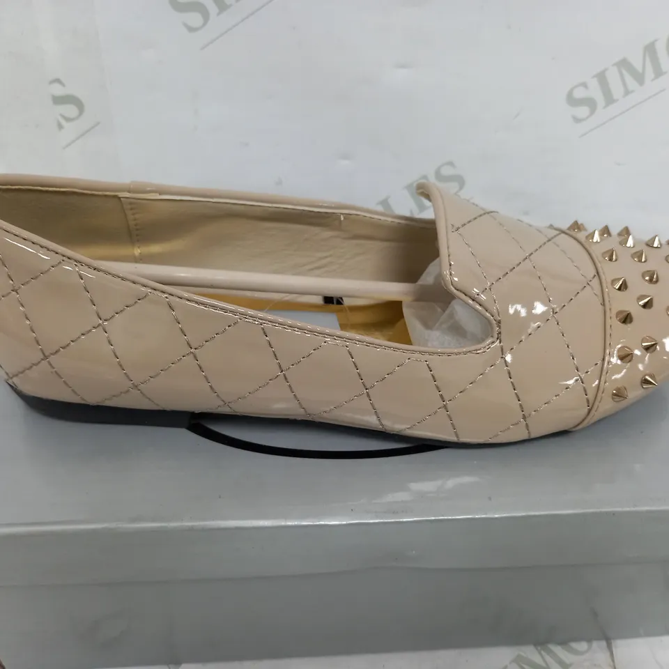 NUDE PATENT GOLD SPIKED TOE SIZE 7