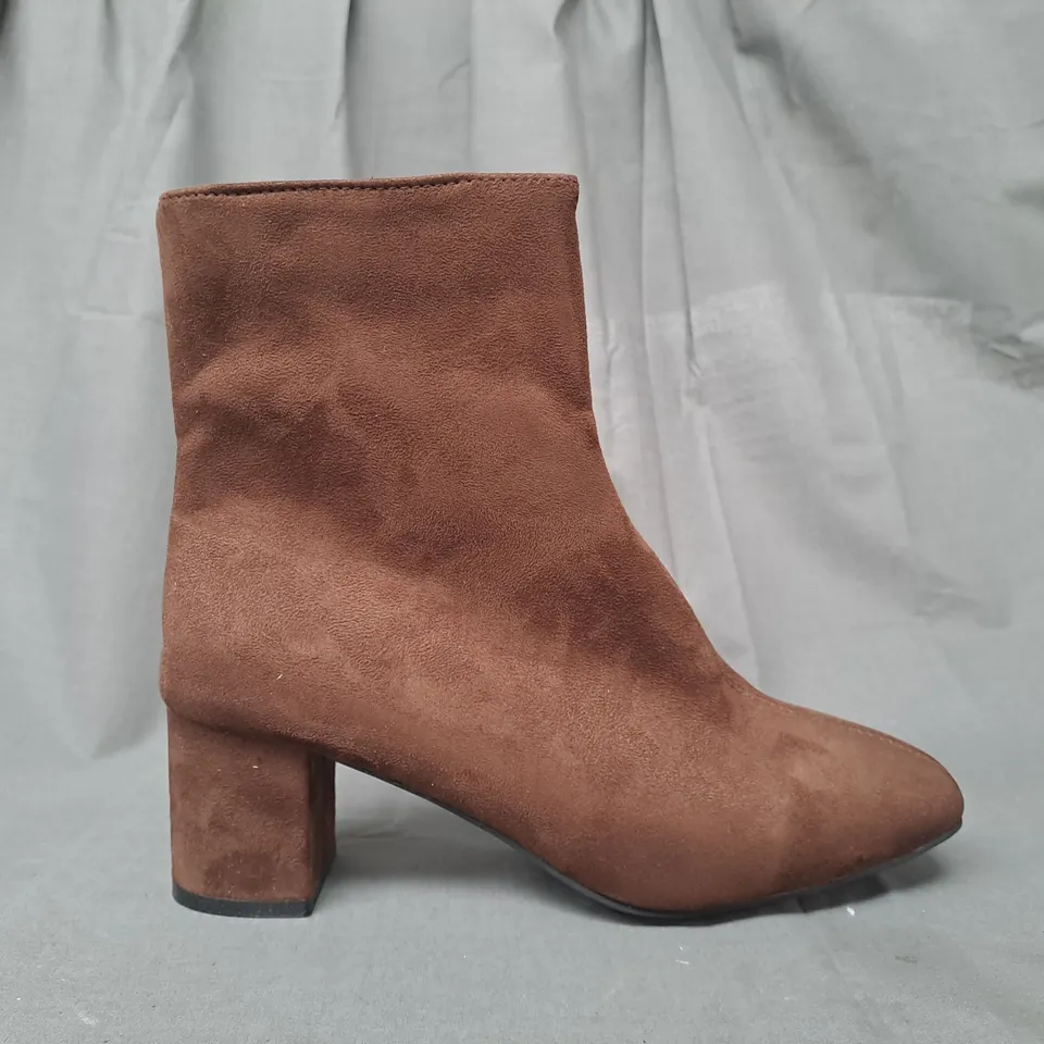 BOXED PAIR OF DESIGNER BLOCK HEEL ANKLE BOOTS IN BROWN EU SIZE 42