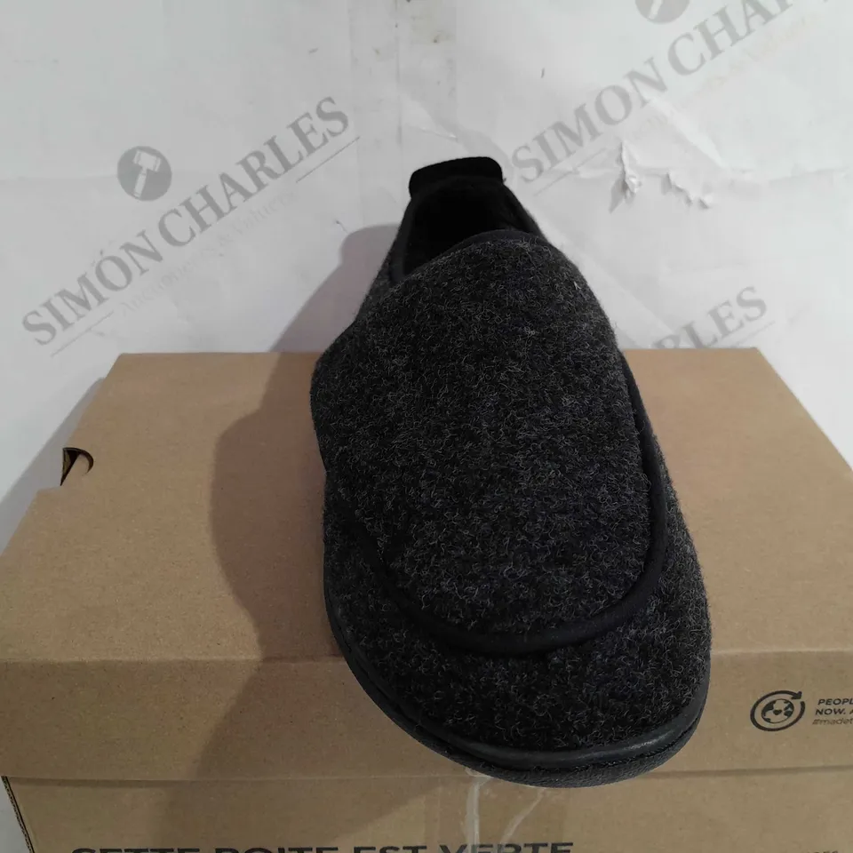 BOXED CLARKS MEN KING SLIPPER -SIZE 8