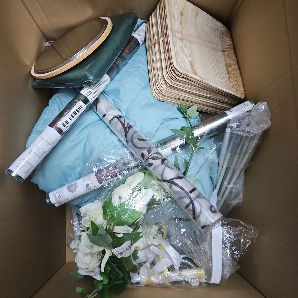 BOX OF APPROXIMATELY 12 ASSORTED HOUSEHOLD ITEMS TO INCLUDE - OTTO KONING WATER BOTTLE - WINDOW FILM - HOSE - ETC