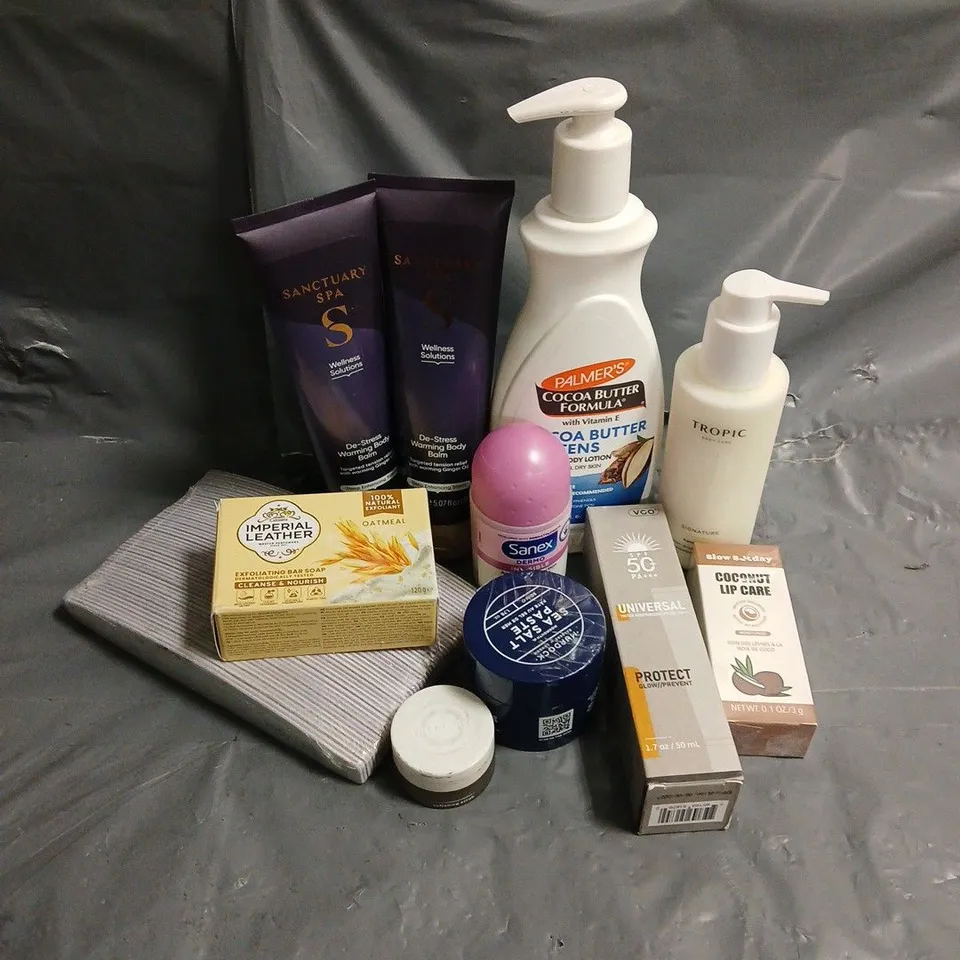 APPROXIMATELY 20 ASSORTED HEALTH & BEAUTY PRODUCTS TO INCLUDE PALMER'S COCOA BUTTER, SANCTUARY SPA WARMING BODY BALM, TROPIC HAND LOTION, ETC