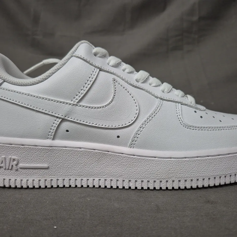 BOXED PAIR OF NIKE AIR FORCE 1 '07 SHOES IN WHITE UK SIZE 6