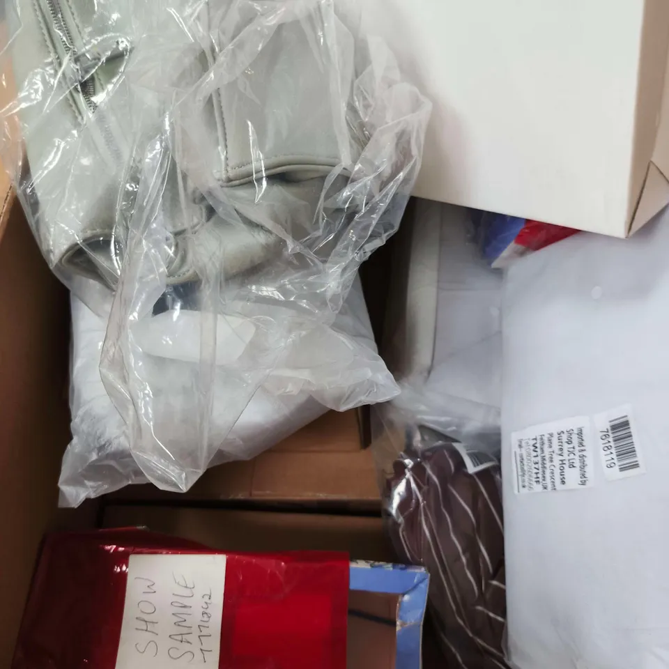 APPROXIMATELY 10 ASSORTED HOUSEHOLD ITEMS TO INCLUDE LED CANDLES, STORAGE BAG, DIFFUSER ETC