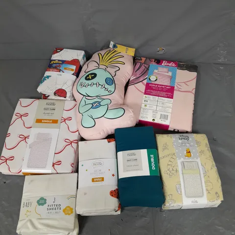APPROXIMATELY 8 ASSORTED HOUSEHOLD ITEMS TO INCLUDE VARIOUS BEDDING IN VARIOUS SIZES AND STYLES