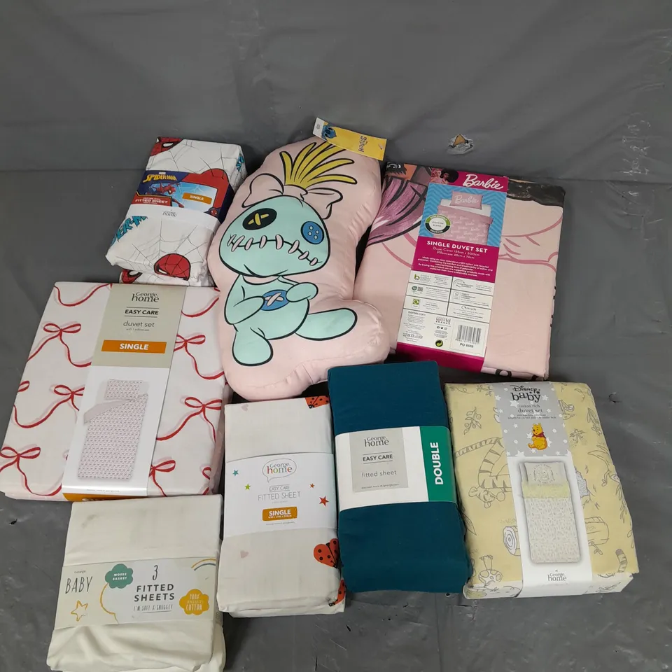 APPROXIMATELY 8 ASSORTED HOUSEHOLD ITEMS TO INCLUDE VARIOUS BEDDING IN VARIOUS SIZES AND STYLES