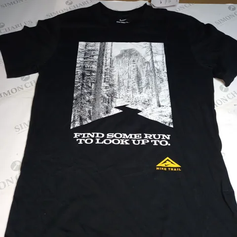 NIKE GRAPHIC T-SHIRT SIZE M