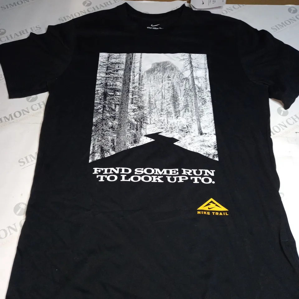 NIKE GRAPHIC T-SHIRT SIZE M