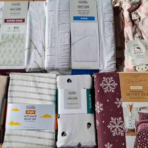 LOT OF APPROXIMATELY 20 ASSORTED BEDDING AND SOFT FURNISHING ITEMS TO INCLUDE DUVETS AND SHEETS 