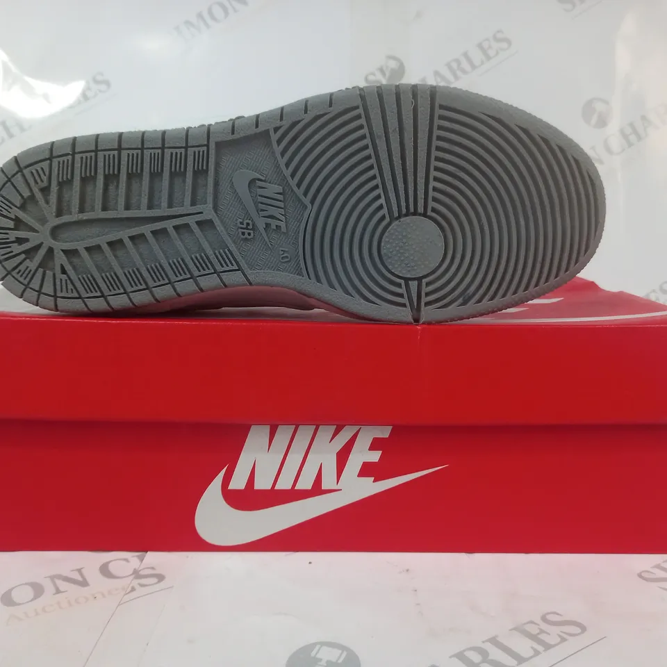 BOXED PAIR OF NIKE SB DUNK LOW PRO SHOES IN GREY/WHITE EU SIZE 40