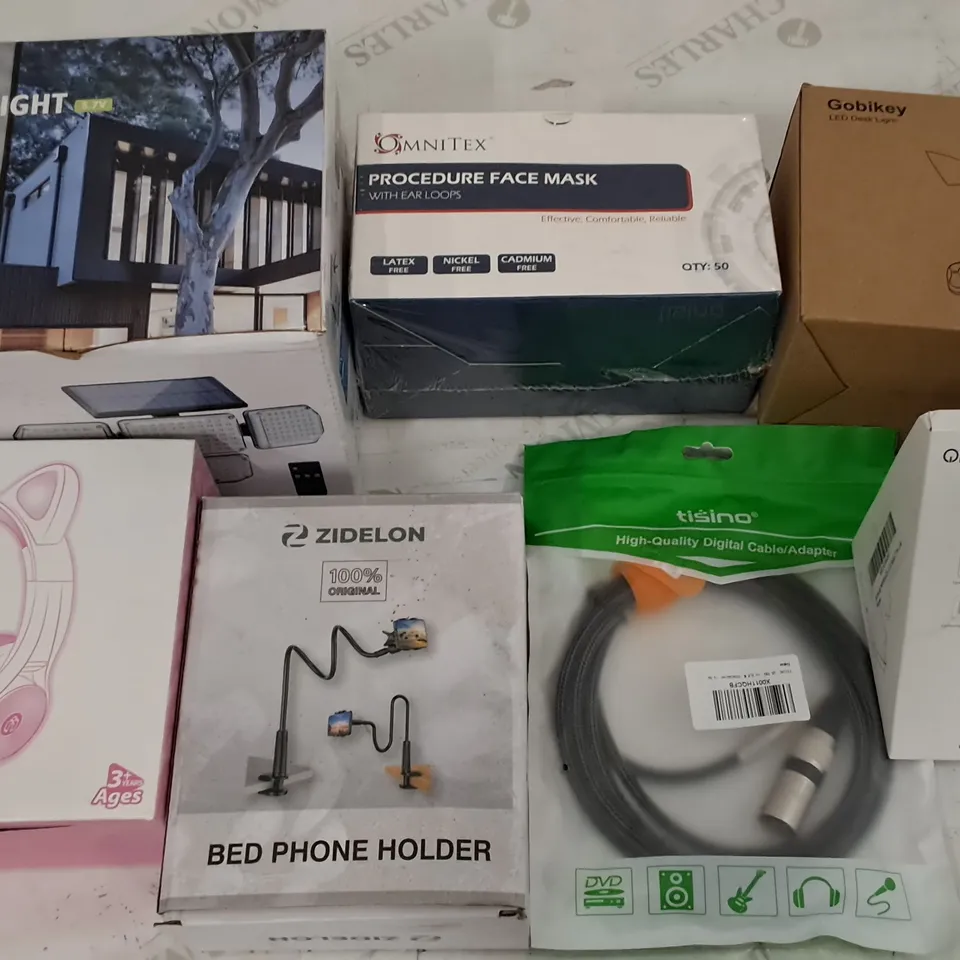 LOT OF APPROXIMATELY 20 ASSORTED ITEMS TO INCLUDE WIRELESS CHARGING STATION, SOLAR WALL LINK AND PRINTER CARTRIDGES 