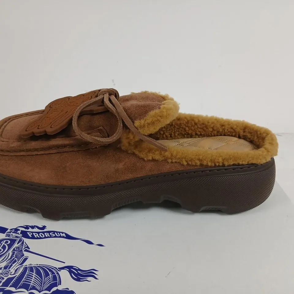 BURBERRY LEATHER MOCCASIN-STYLE SHOES WITH SHEARLING LINING, UK 10 (EU 44)