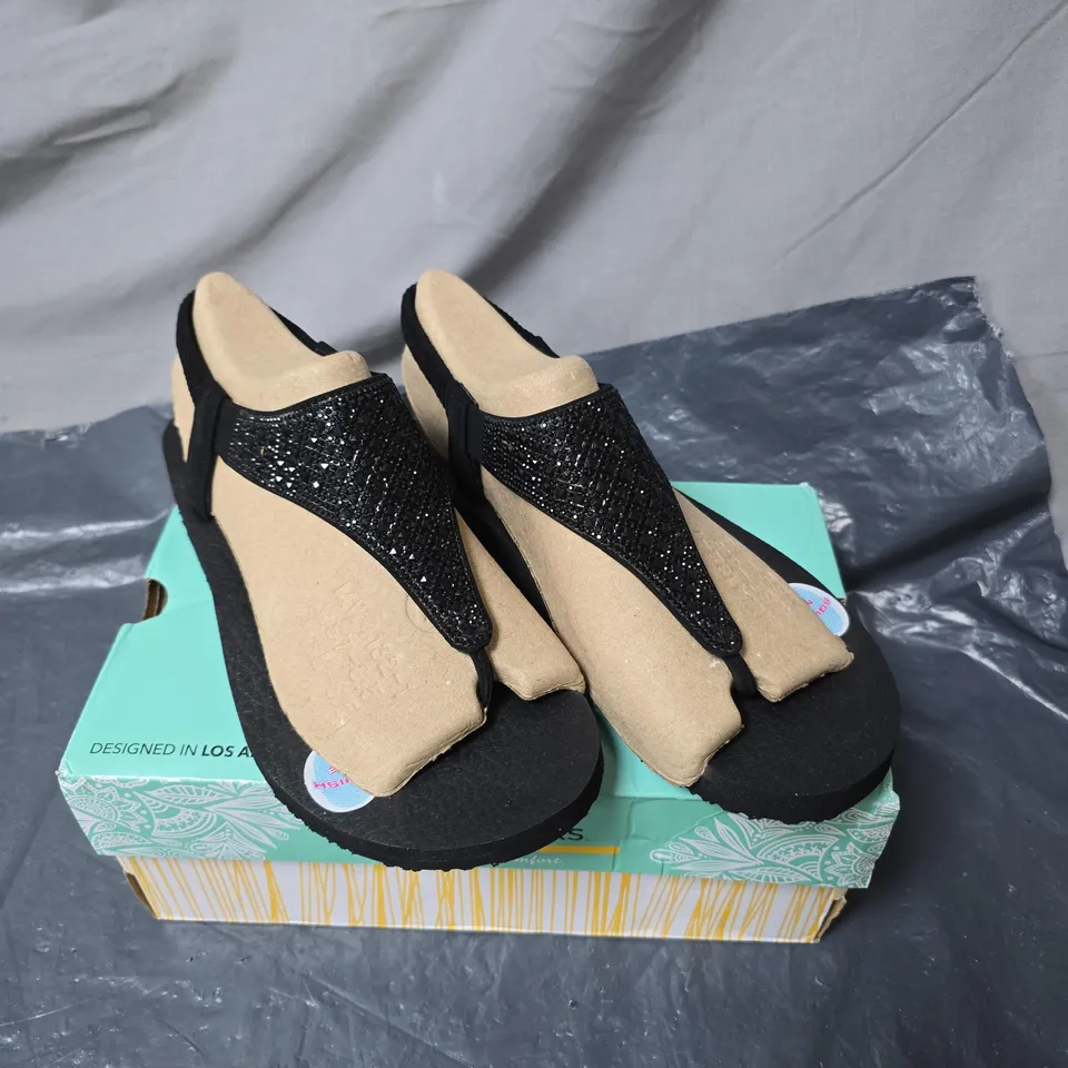 SKECHERS CALI WOMEN'S SANDALS – BLACK GLITTER STRAPS, YOGA FOAM, DESIGNED IN LOS ANGELES SIZE 5