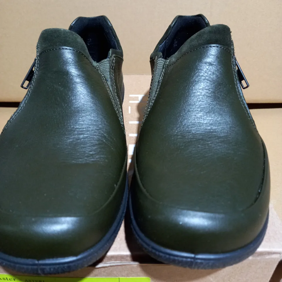 HOTTER ASTER WOMENS EVERGREEN SHOES - SIZE 5.5